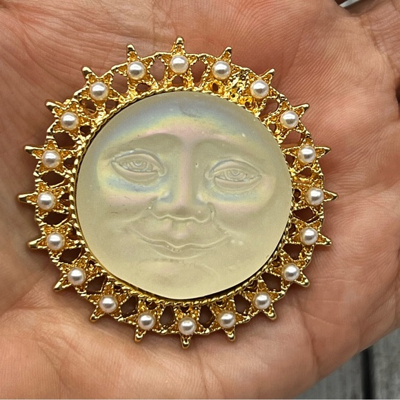 288. Vintage Celestial Luminous Iridescent Glass Face Faux Pearl Brooch Pendant - Picture 5 of 11